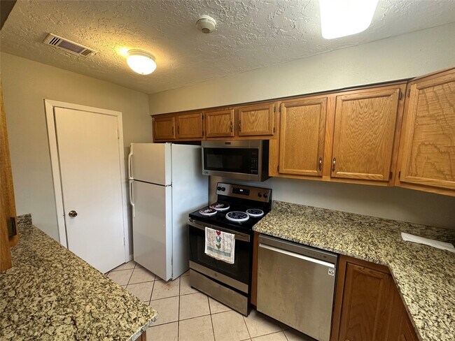 Building Photo - 9939 Valley Park Dr