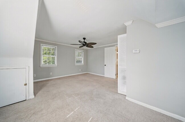 Building Photo - 4 Bedroom 2 Bathroom with large fenced in yard for Pets