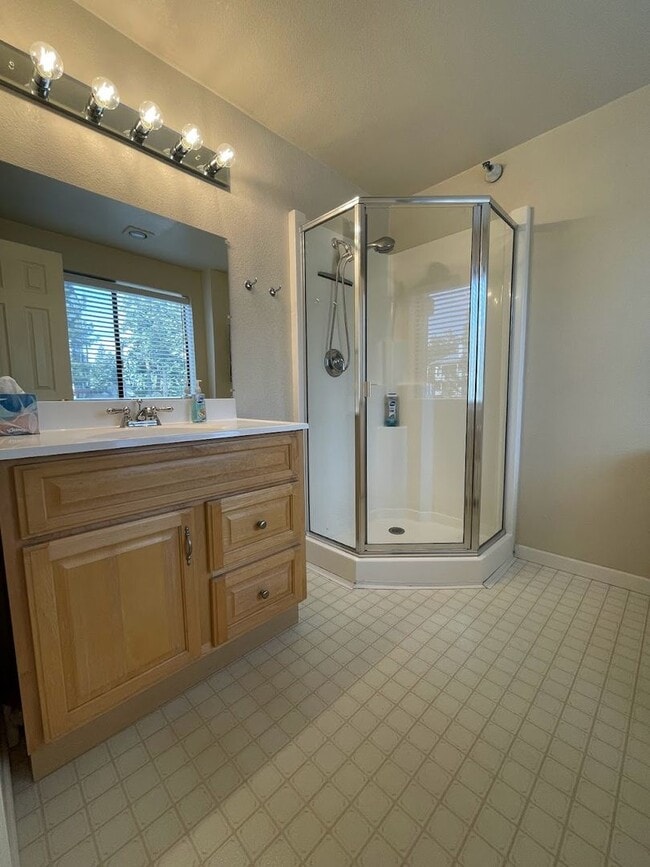 Building Photo - Cozy unit close to skiing!