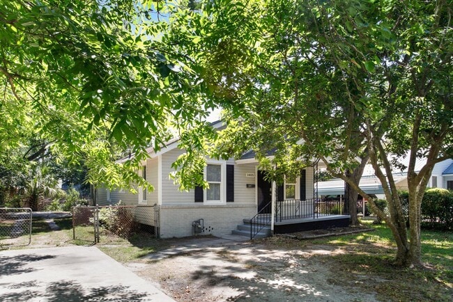 Building Photo - Large 3BR/2BA Home Walking Distance to Daf...