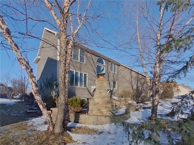 Building Photo - 606 Lincoln Dr NE