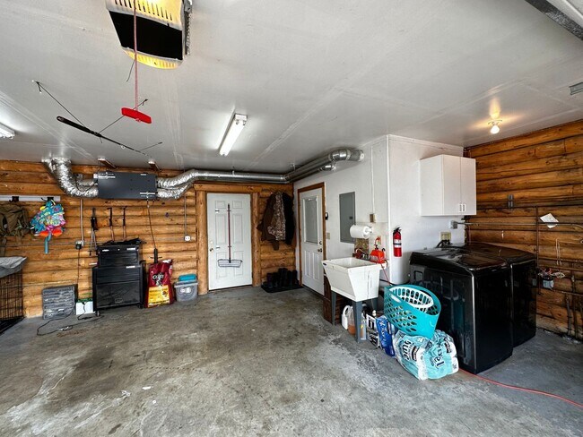 Building Photo - 3 Bed/2 Bath/2 Car Garage/Dogs Allowed