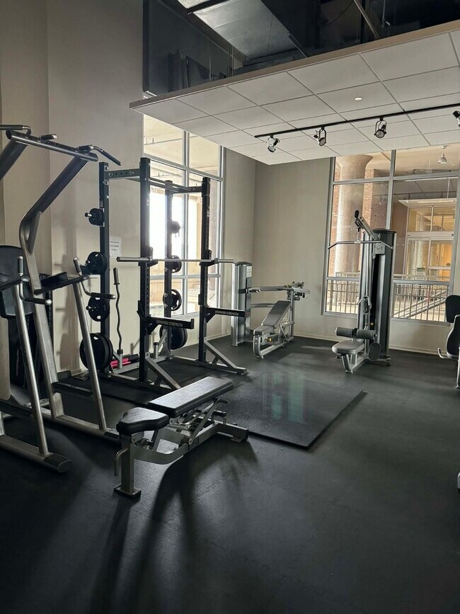 Building Photo - 900 N Kingsbury St