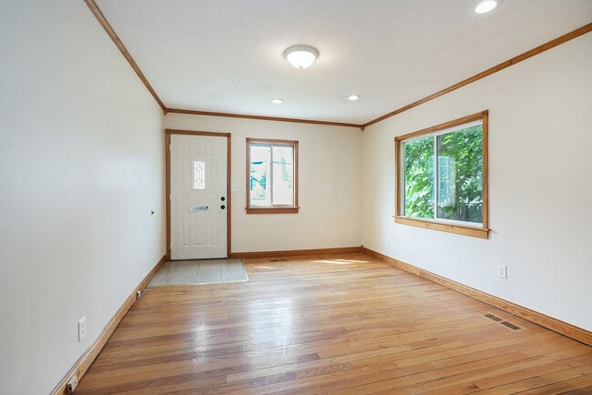 Building Photo - 3 Bedroom, 2 Bath Home in Grand Rapids! Av...