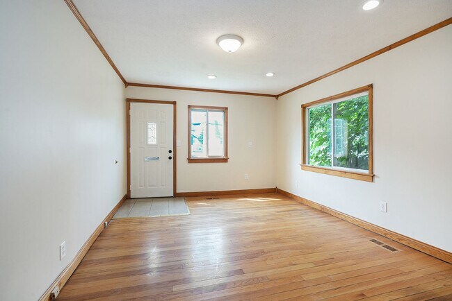 Building Photo - 3 Bedroom, 2 Bath Home in Grand Rapids! Available Now- Includes Washer and Dryer!