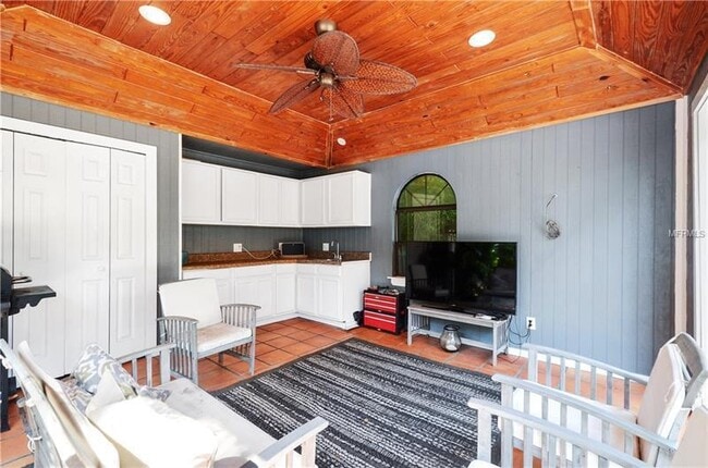 Building Photo - Amazing 4 BR Pool home in the heart of Tho...