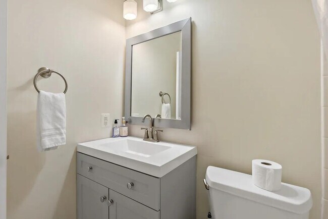 Building Photo - 321 Senate Ct