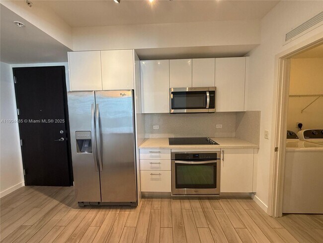 Building Photo - 999 SW 1st Ave