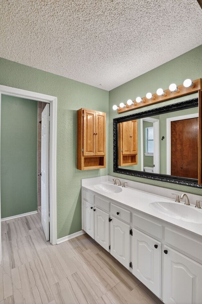 Building Photo - Spacious 3 Bedroom + Office Home with Two Living Areas – Quiet Cul-de-Sac – Available April 1