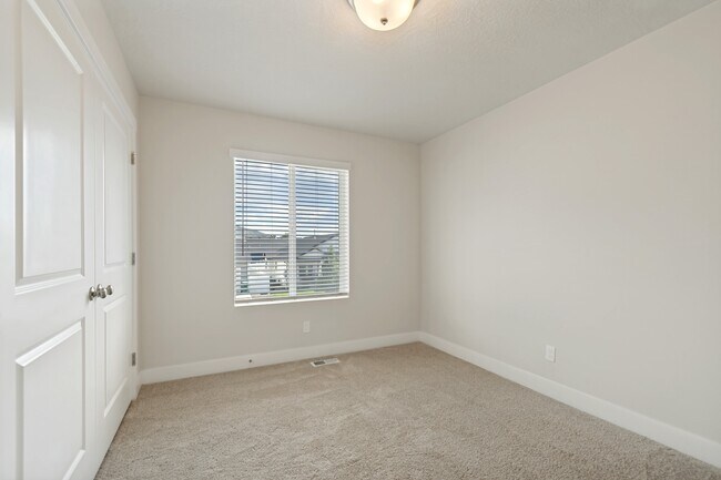 Building Photo - 65 E 970 N