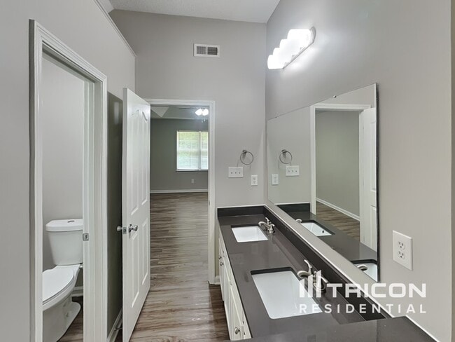 Building Photo - 8800 Willow Crest Dr