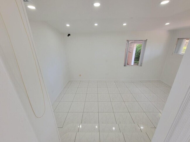 Building Photo - 2980 SW 68th Ave