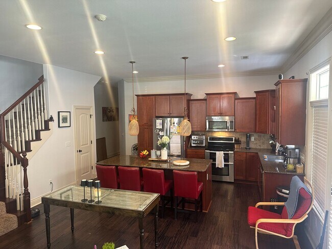 Building Photo - 3 Bed, 2.5 Bath Garden Home in Lakewood Subdivision – Available 8/1