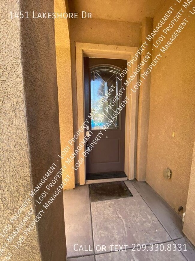 Building Photo - 1451 Lakeshore Dr