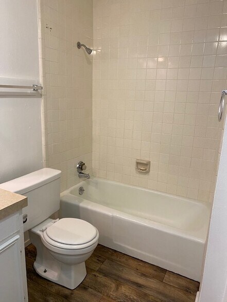 Building Photo - 2221 Lavern St