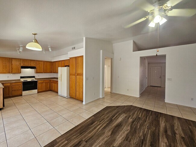 Building Photo - 3 Bedroom Home - No HOA - Single Level - North Phoenix *$500 Off First Month's Rent*