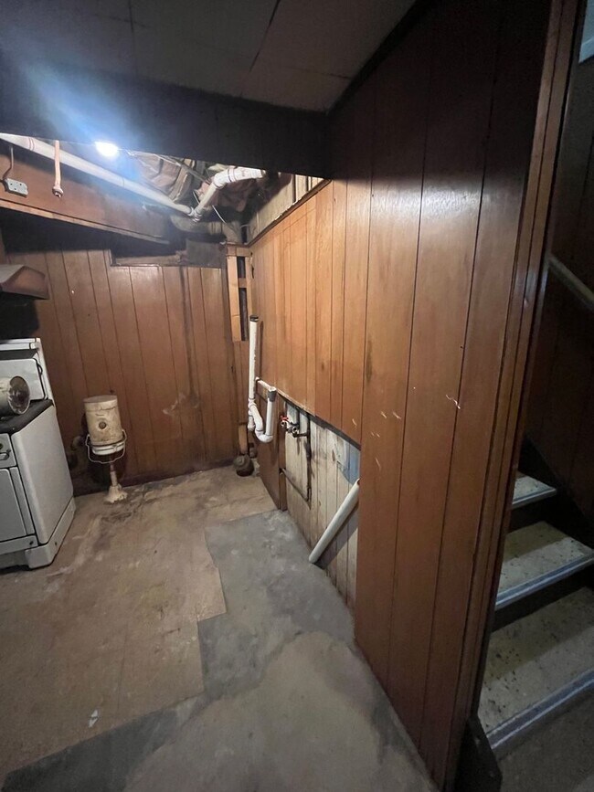 Building Photo - Comfortable 2-Bedroom Single-Family Home with Washer/Dryer Hookups