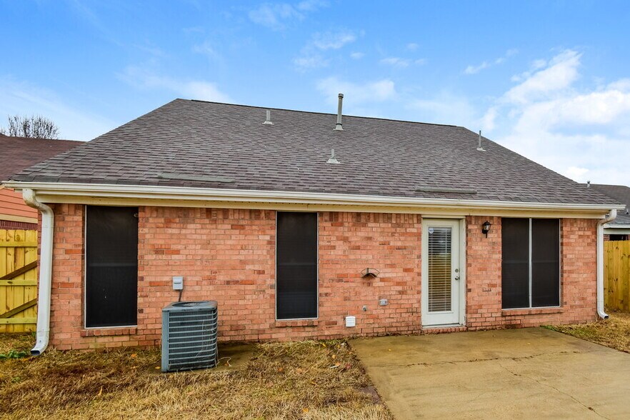 Building Photo - 5580 Kaitlyn Dr E