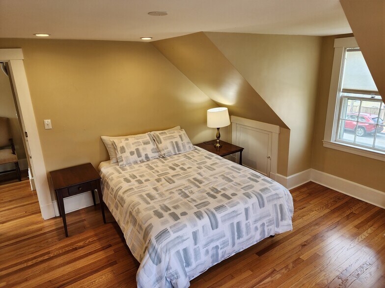 Building Photo - 211 Elm St