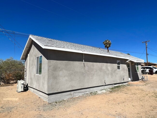 Building Photo - 2 Bedroom 1 Bath Home - Large Lot - Close to 29 Palms Marine Base