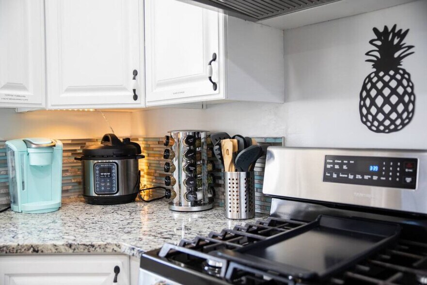 Building Photo - 671 E Center St