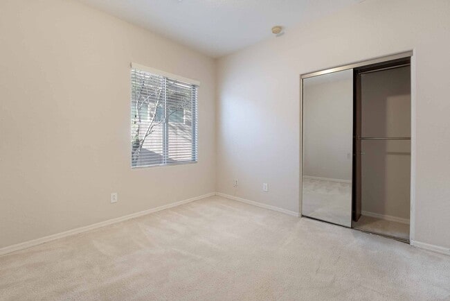 Building Photo - Tranquil Oasis: Golf Course Views!