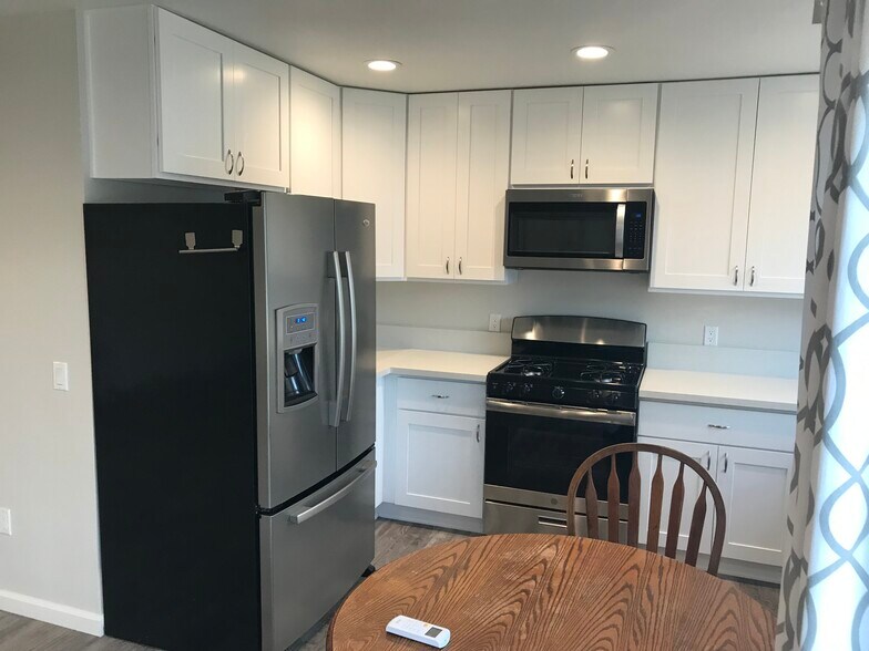 Building Photo - 430 E Bixby Rd