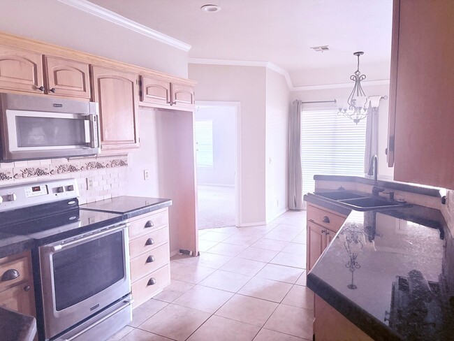 Building Photo - Beautiful 4 bedroom ranch style home in wonderful location off 101st between Memorial and Mingo