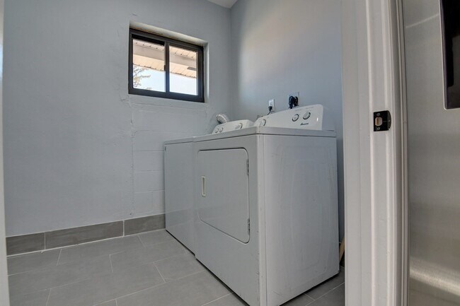 Building Photo - 9 Elm Ave