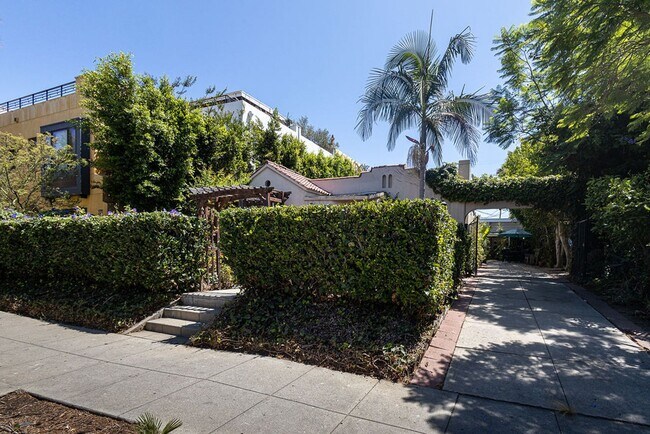 Building Photo - Warm & Welcoming Home Near Melrose with Room to Live, Work & Create