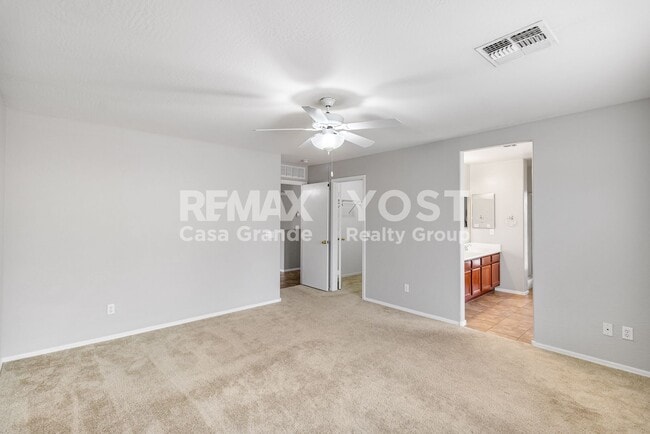 Building Photo - Open Concept living with tons of living space!