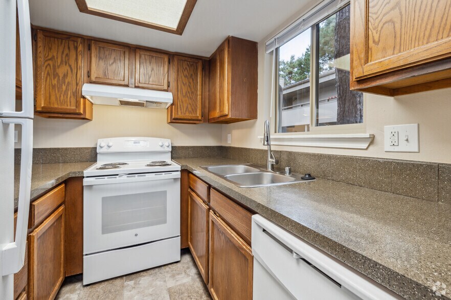 3BR, 2BA - 1,471SF - Kitchen - Washington Square
