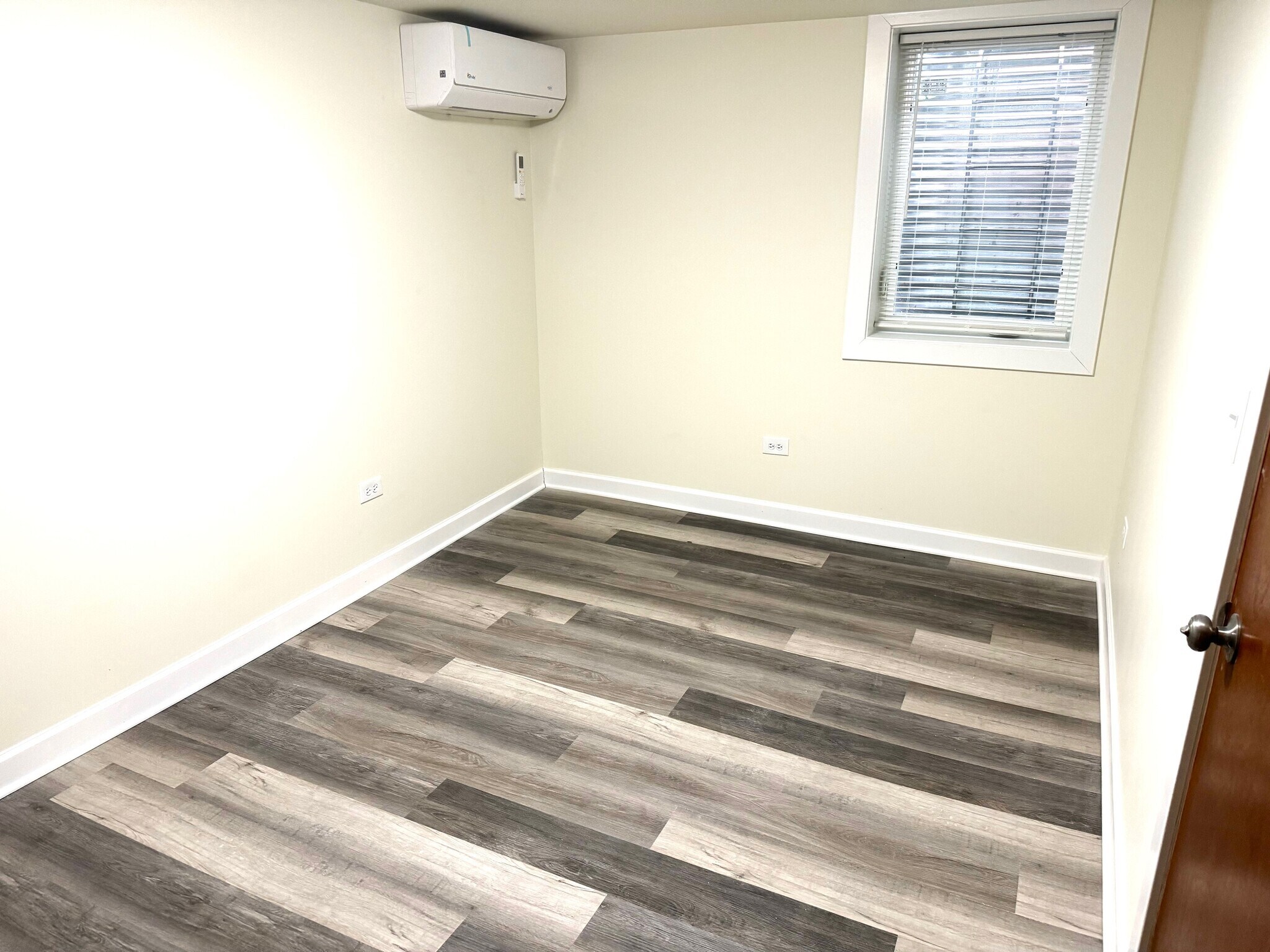 Building Photo - 10351 Cambridge St