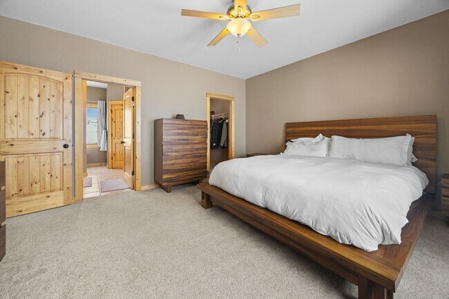Building Photo - Spacious 6-bedroom, 4.5-bathroom home is i...