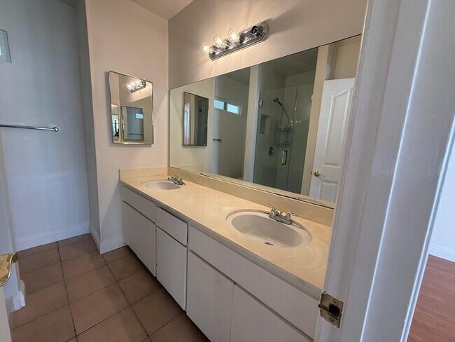 Building Photo - Sherman Oaks Townhome