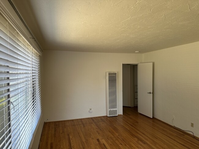 Building Photo - Modesto 1 Bedroom 1 Bathroom Duplex