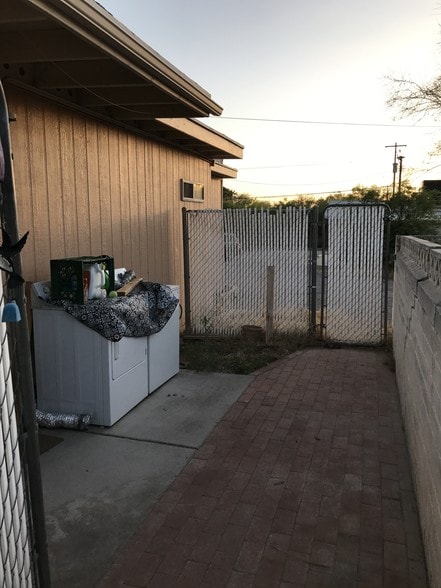 Building Photo - 940 N Palo Verde Blvd