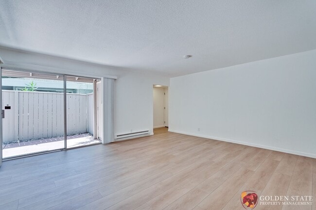 Building Photo - Updated 1 Bedroom Condo with Oversized Private Patio in Prime Mountain View Location