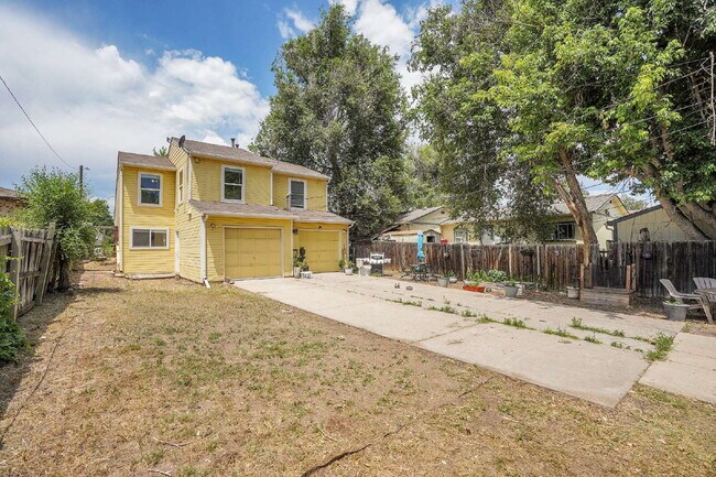 Building Photo - $2,465.00, 2 bed, 1.5 bath, located in Denver