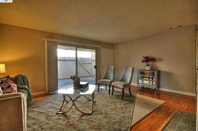 Building Photo - For Rent – Charming 2BR single level condo...