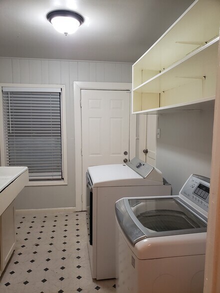 Building Photo - 2739 SE Loop 410