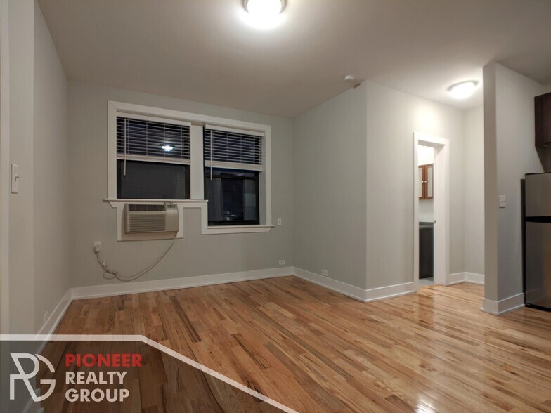 Primary Photo - 835 W Wolfram St