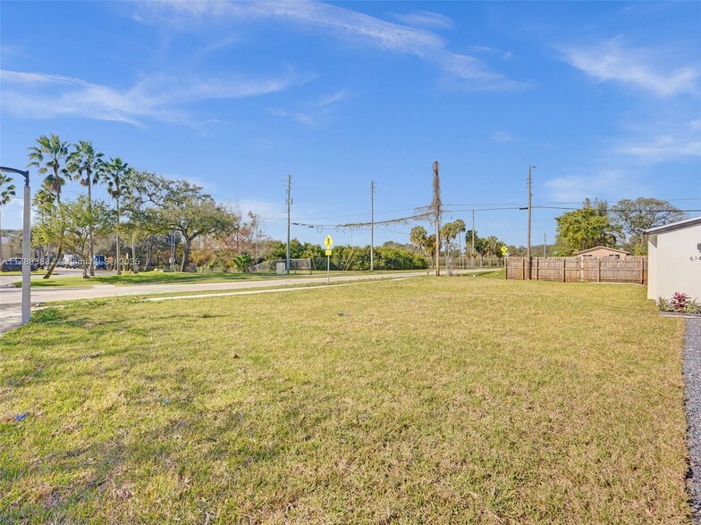 Building Photo - 6147 SW 40th St