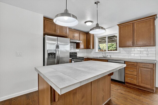 Building Photo - 4 bedroom: Single Level SE Portland Home