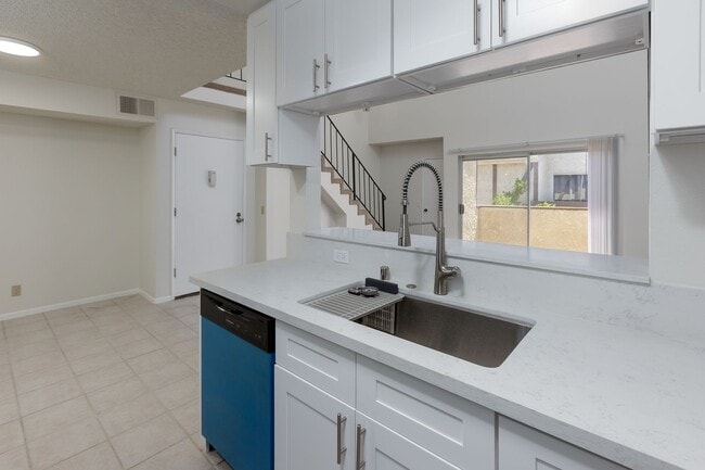 Building Photo - Spacious 2-Bedroom, 2.5-Bath Condo in Cano...