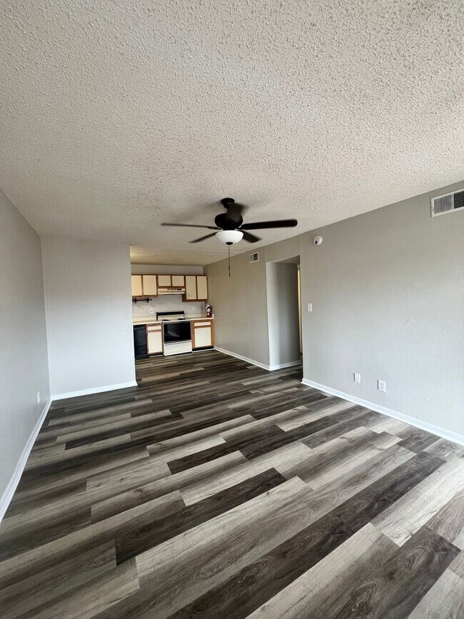 Building Photo - Available Summer 2026 2 BD / 1 BA Condo Walking Distance to FSU!