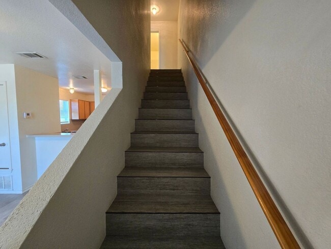 Building Photo - AVAILABLE NOW!