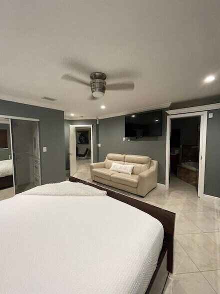 Building Photo - 584 Vossler Ave