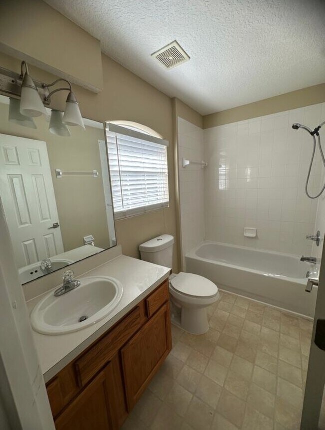 Building Photo - 1630 Vineland Cir