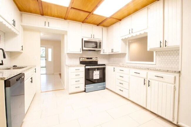 Building Photo - 4 Bedroom 3 Bathroom 2 Car Garage